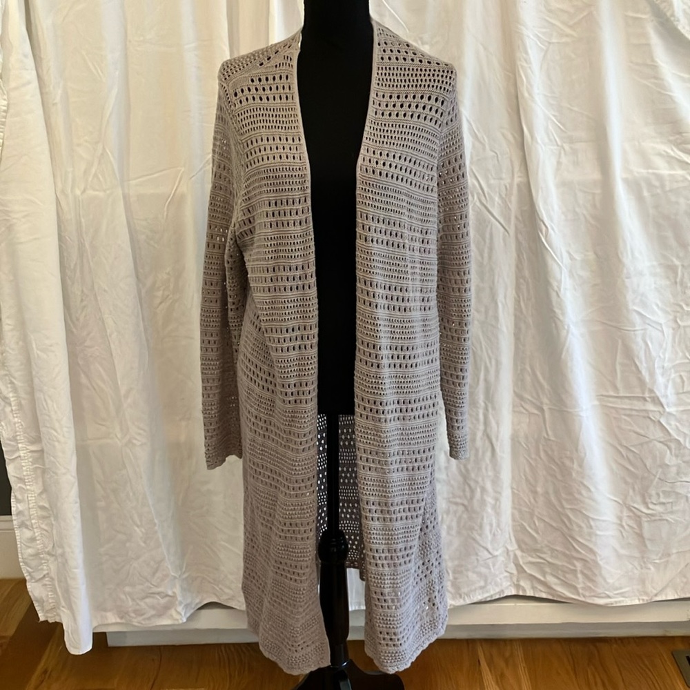 Torrid open front long crochet cardigan in EUC in a light gray